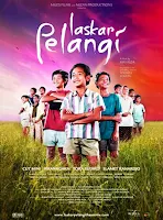 Poster film Laskar Pelangi, menampilkan warna-warni pelangi yang cerah, menggambarkan keindahan dan semangat cerita.