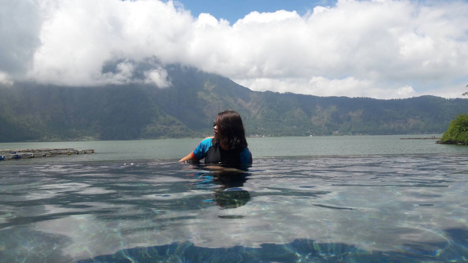 Sensasi Mandi Air Panas Dengan View Gunung dan Danau Batur 