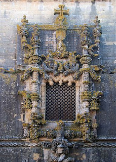 A janela do Capítulo do Convento de Cristo, em Tomar é uma das mais referidas obras neste estilo.