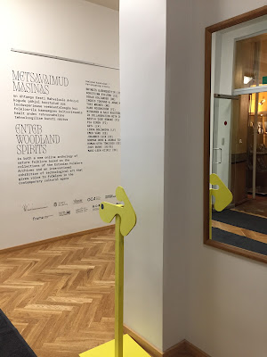 hetk näituselt "metsavaimud masinas". kirjad ja viidad kirjandusmuuseumi fuajees.