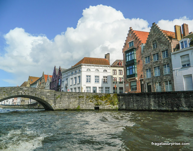 Passeio de barco pelos canais de Bruges na Bélgica