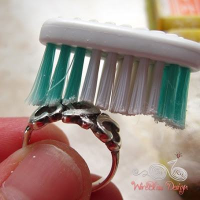 Cleaning silver with toothbrush and Samfong Powder by WireBliss