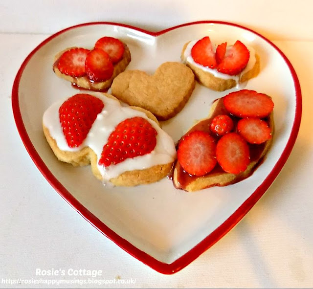 Shortbread cookies topped with icing sugar & sliced strawberries 