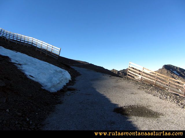 Ruta Posiciones del Veleta - Mulhacén: Inicio de ruta por la carretera