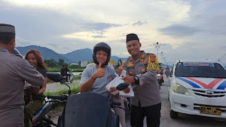 Kembali Turun ke Jalan, Kapolres Palopo dan Emak-emak Bhayangkari Berbagi Takjil untuk Pengendara yang Melintas