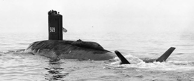 El Submarino Albacore en marcha con los planos de cola de configuración X que se instalaron en 1960-61.