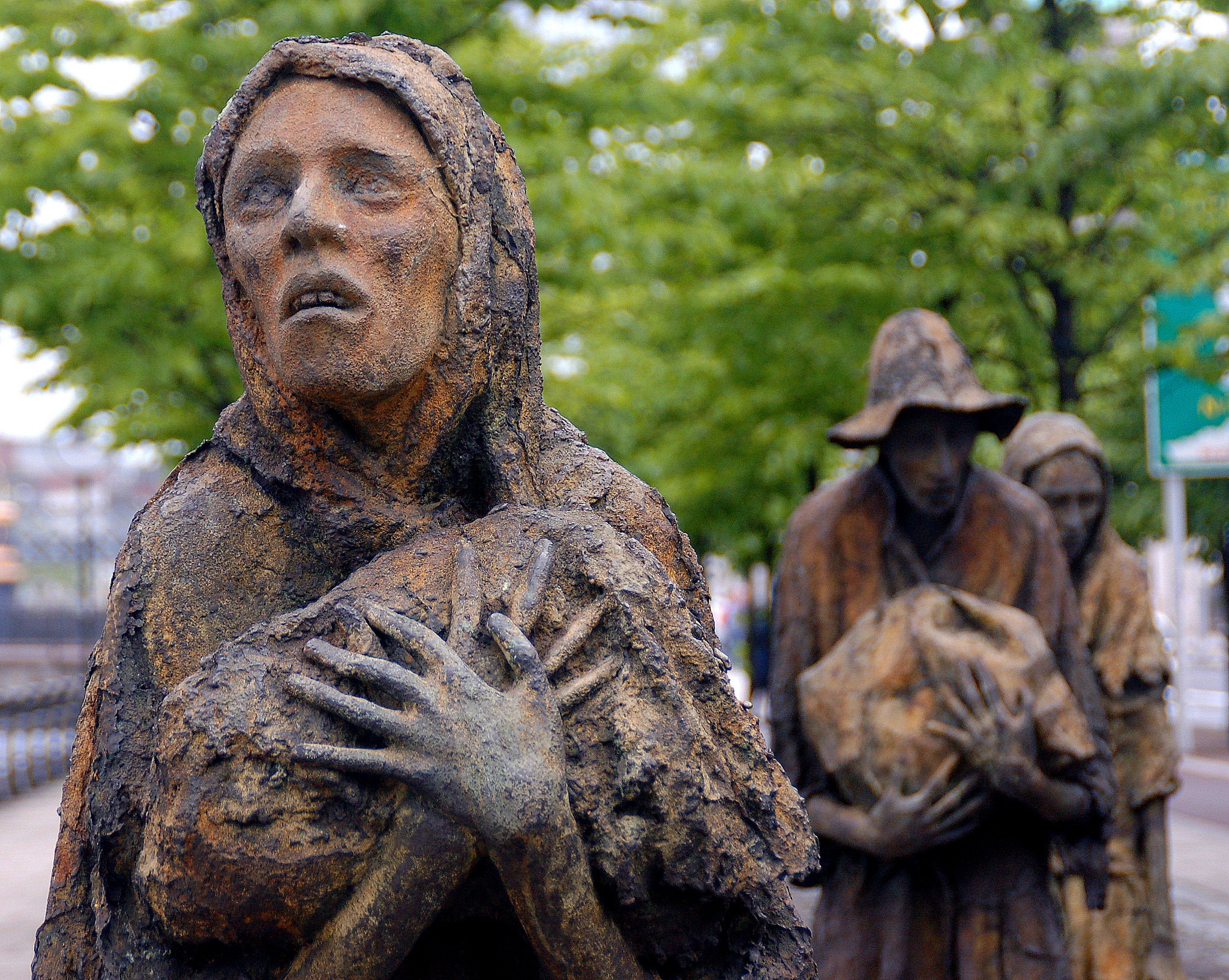 Искусственный голод. Ирландии (1845–1849. Монумент картофельный голод Дублин. Памятник голоду 1845 Ирландия. Великий голод в Ирландии 1845-1849.