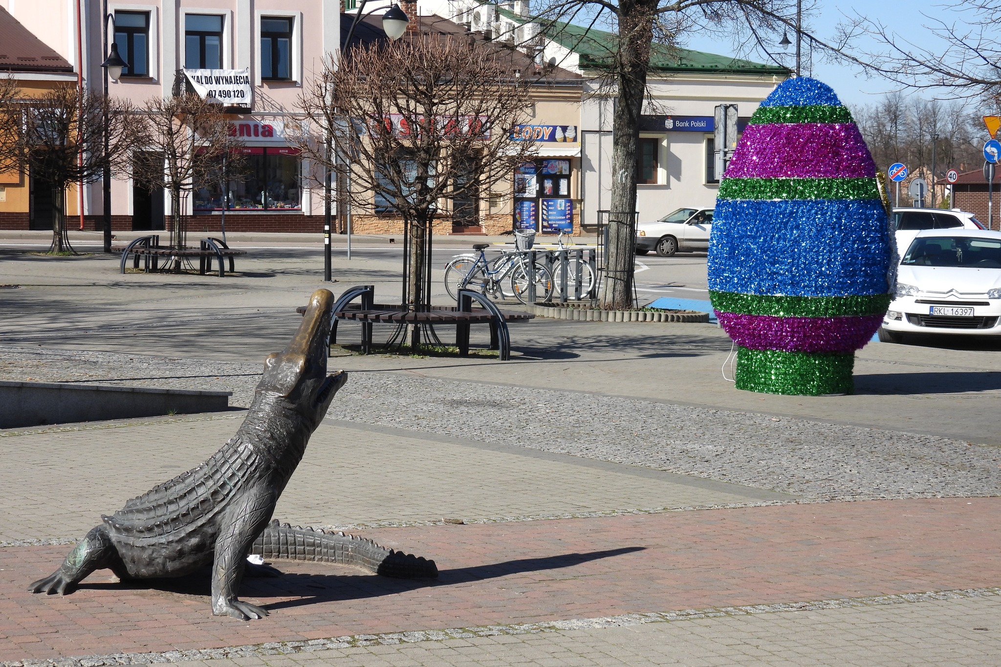 Wielkanocna pisanka i zielony krokodyl w centrum Kolbuszowej [ZDJĘCIA]