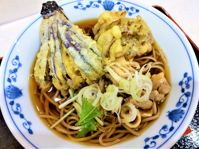 そばダイニング　凛や　四街道店　秋野菜天と鶏肉の蕎麦(温)