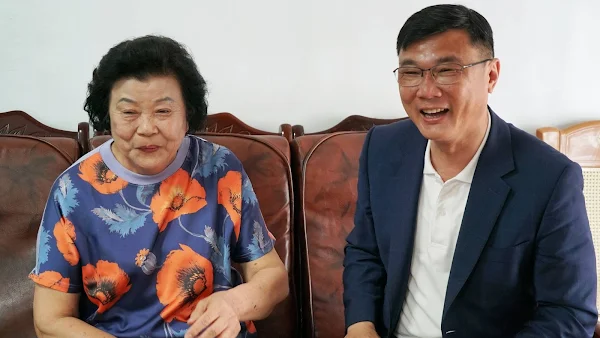 ▲母親節即將到來，鹿港鎮長許志宏26日專程前往鹿東里，造訪今年的模範母親顏許雪麗女士，送上最誠摯的祝福。（記者林明佑翻攝）
