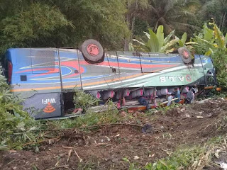 Bus Als Terperosok Masuk Jurang Di Desa Aek Badak Tapsel, 1 Orang Meninggal, 7 Terluka