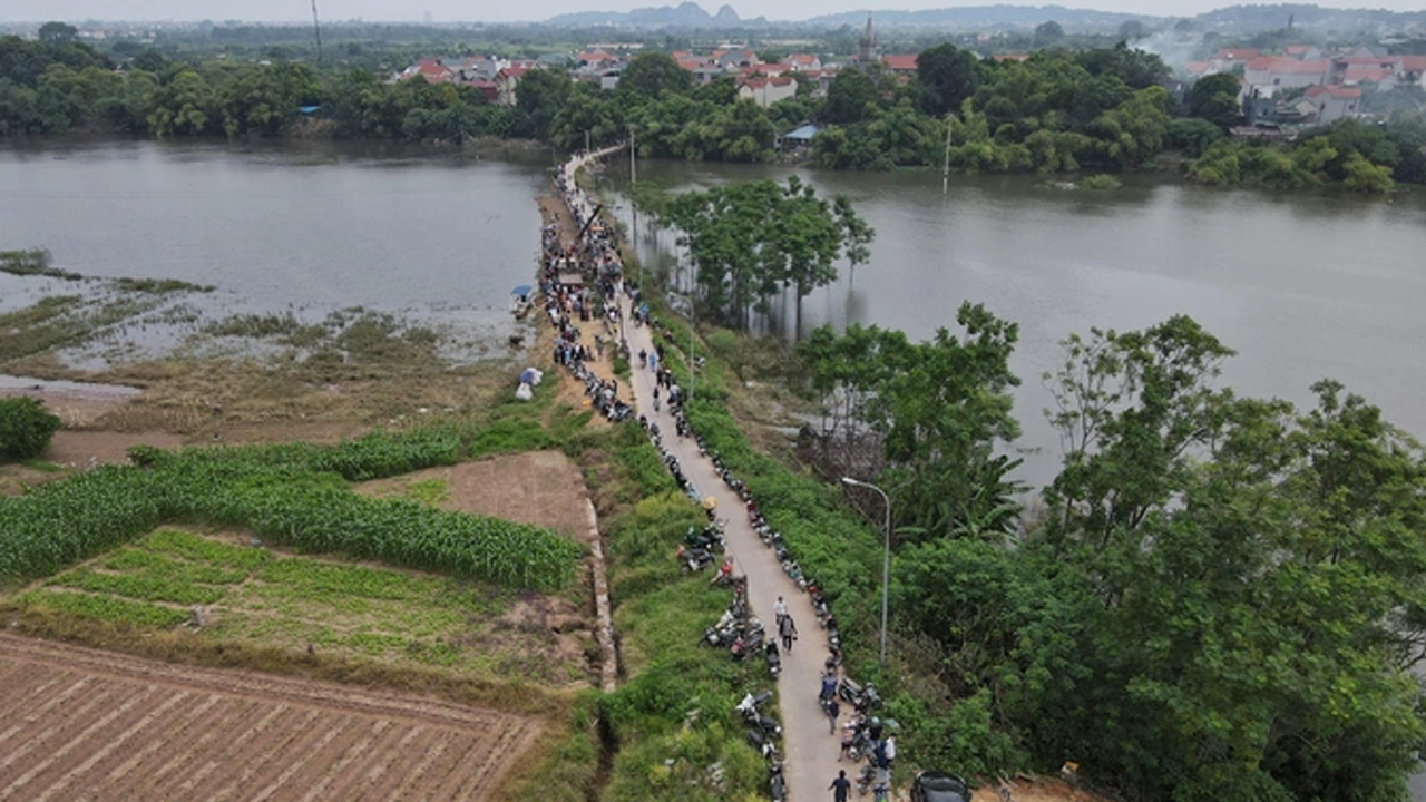 Hàng trăm người đứng kín bờ sông tìm cô gái Hà Nội mất tích hơn một tháng - 1