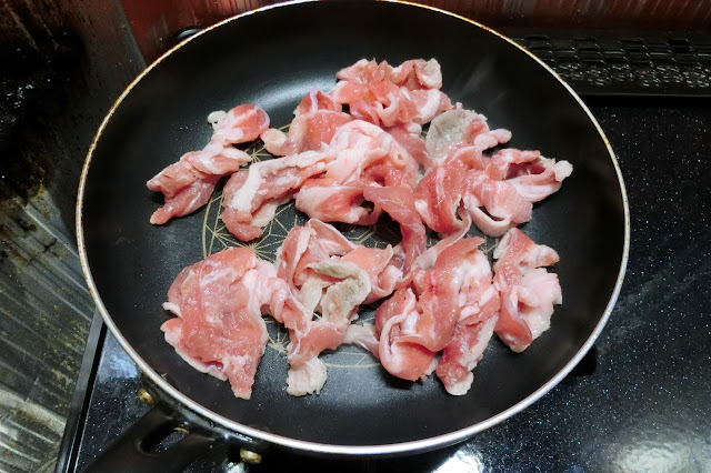 フライパンにごま油、豚肉を入れて中火で炒め、肉の色が変わり、こんがり焼き色がつき始めたら一旦ボウルに取り出します。