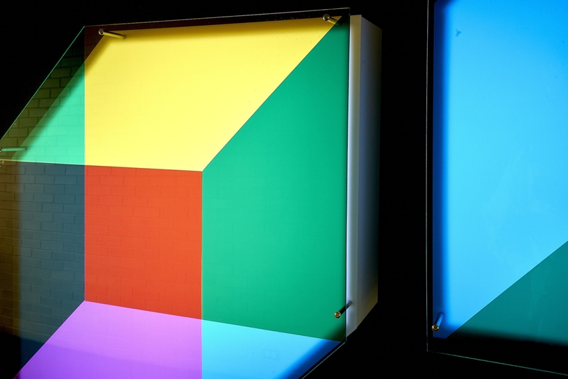 La luz brilla a través de una instalación de panel geométrico teñido de colores por Art Duo Luftwerk