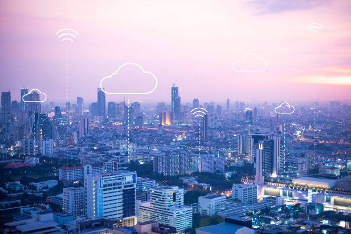 IoT: Konsep Menghubungkan Perangkat Elektronik dan Mesin ke Internet untuk Meningkatkan Efisiensi dan Produktivitas Image by rawpixel.com on Freepik