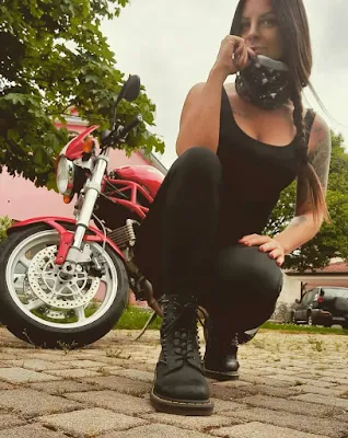 Elena Strizzolo ELL'N'ROCK Ducati Monster S2R