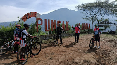 Melihat Puncak Langit Tunggorono di Desa Kalimanis Doko