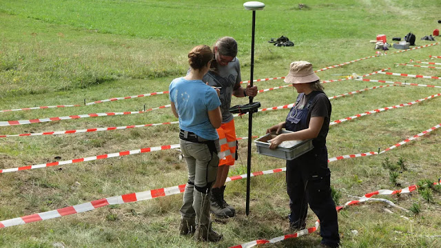 Μια ομάδα περίπου 30 ατόμων από την αρχαιολογική υπηρεσία του καντονιού Graubünden και το Πανεπιστήμιο της Βασιλείας ανέσκαψαν την τοποθεσία κοντά στην ορεινή πόλη Tiefencastel τον Σεπτέμβριο του 2021. [Credit: Peter-Andrew Schwarz, Πανεπιστήμιο της Βασιλείας]