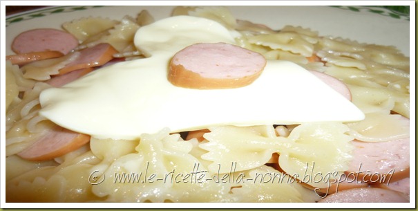Farfalle con sottiletta e wurstel (6)