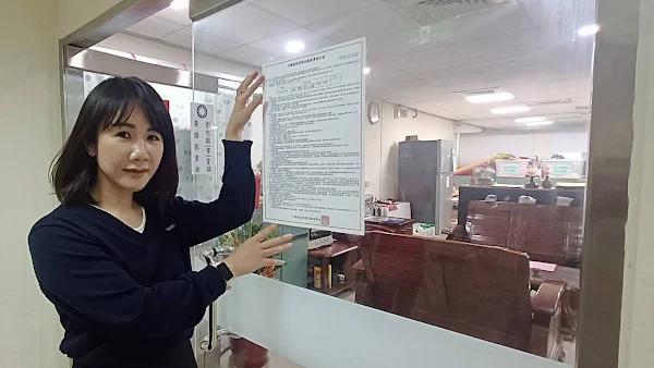 ▲國民黨彰化縣黨部主委謝衣鳯，將第11屆立法委員(區域暨原住民)選舉第三階段候選人提名登記公告書張貼於公佈欄。（記者林明佑翻攝）