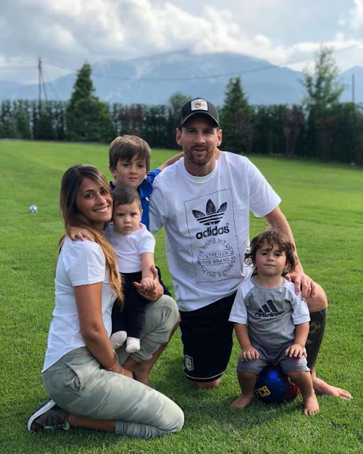 Lionel Messi, His Wife And Children In Adorable Family Photo - 