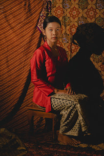 A women wearing a traditional kebaya