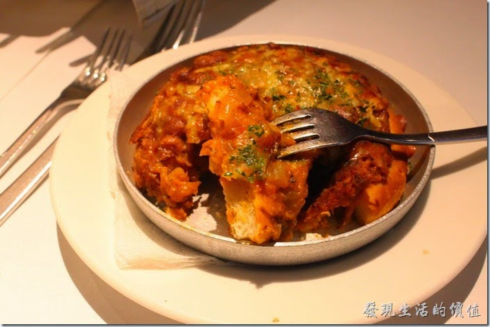 台南-西堤(Tasty)民族店。前菜-義式牛肉丹麥餅。如果可以吃牛的朋友，個人推薦這道菜，有點像是在吃披薩的感覺，牛肉攪碎作成像漢堡肉的感覺，下面的餅皮酥酥脆脆的非常對味。