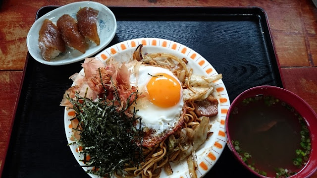 あぐー肉焼きそばと大東寿司の写真