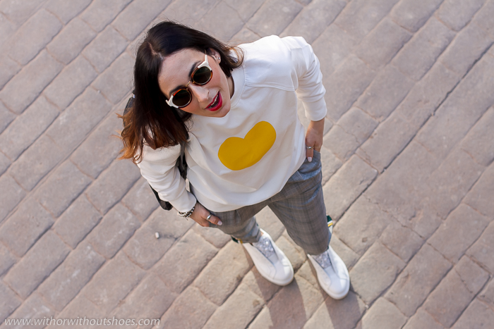 Blogger influencer española con Ideas para vestir mamas comodas estilosas 