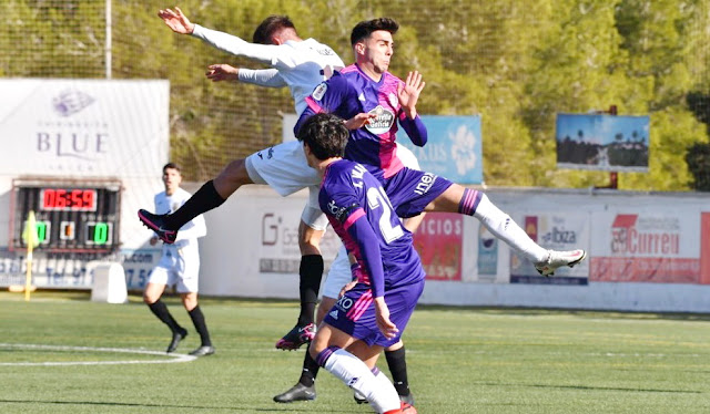 Kike Pérez salta con Carlos Gilbert en presencia de Vilarrasa. S. C. R. PEÑA DEPORTIVA SANTA EULALIA 1 REAL VALLADOLID C. F. 4. 16/01/2021. Copa del Rey, dieciseisavos de final. Santa Eulalia del Río, Ibiza, estadio Municipal.