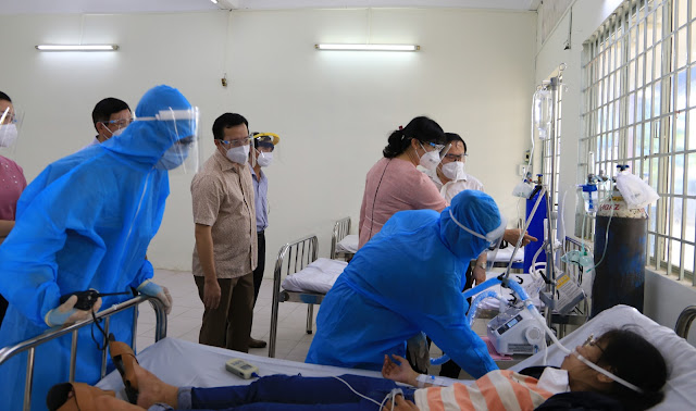 Đồng chí Phan Thị Thắng kiểm tra các thiết bị y tế phục vụ thu dung điều trị bệnh nhân Covid-19. (Ảnh COH)