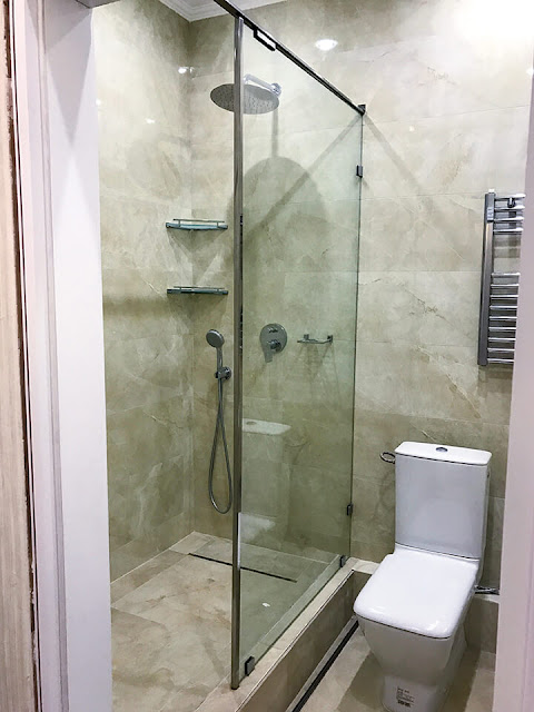 Glass shower doors