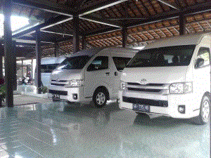 Sewa Mobil Toyota Hiace Commuter di Padang