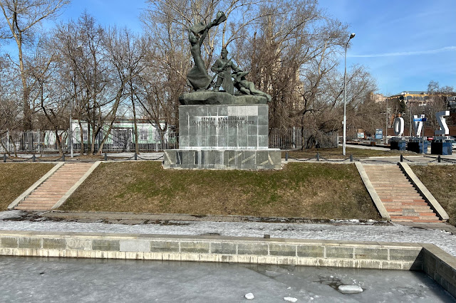 Конюшковская улица, памятник «Героям-дружинникам, участникам баррикадных боев на Красной Пресне» (установлен в 1981 году)