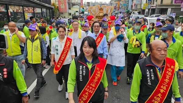 ▲彰化秀傳醫院也參與南瑤宮進香活動，由院長黃士維帶領醫護隊伍抬轎，到秀傳醫院前，十分熱鬧。 （記者林明佑攝）