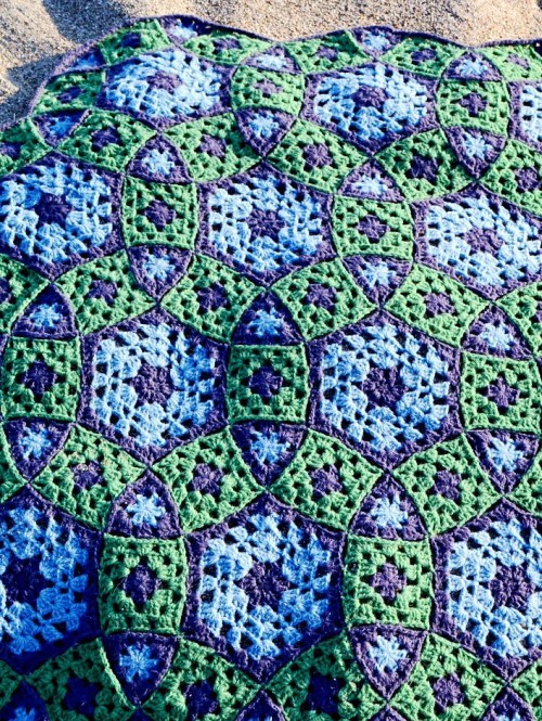 Grow Your Molecule Blanket - Crochet Pattern 