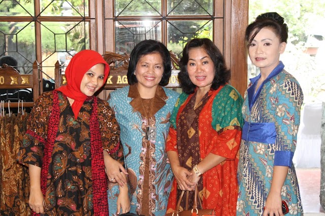 ISTRI PANGLIMA TNI KUNJUNGI SHOW ROOM BATIK "AGUNG WIBOWO"