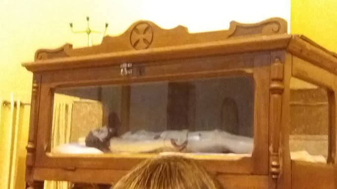 Fieis reverenciam imagem do Senhor Morto na Igreja de Sant`Anna