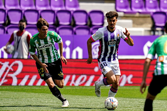 Jota se escapa de Miranda. REAL VALLADOLID C. F. 1 REAL BETIS BALOMPIÉ 1. 02/05/2021. Campeonato de Liga de 1ª División, jornada 34. Valladolid, estadio José Zorrilla. GOLES: 0-1: 48’, Ruibal. 1-1: 67’, Weissman.