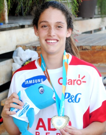 Foto de Natalia Cuglievan mostrando medalla ganada