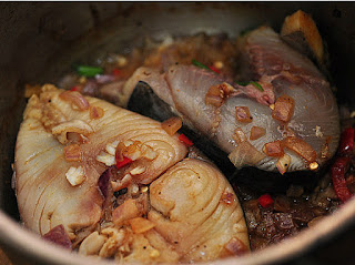 Braised Mackerel Fish with Sugarcane Recipe (Cá Thu Kho Mía) 2