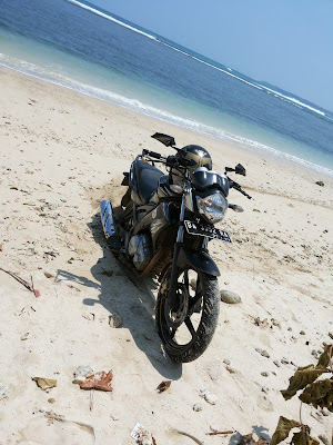 Jangan tenggelamkan motormu di pantai Ujung Genteng