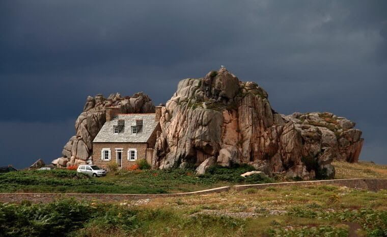 The house of the chasm, Castel Meur, the house between the rocks, castel meur plougrescant bretagne france, pointe de castel meur, maison castel meur, maison de castel meur plougrescant, propriétaire castel meur, le gouffre de castel meur, gouffre de castel meur