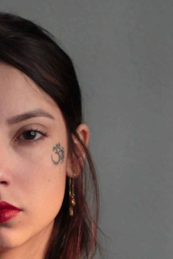 Tatuajes faciales pequeños pero atrevidos para chicas