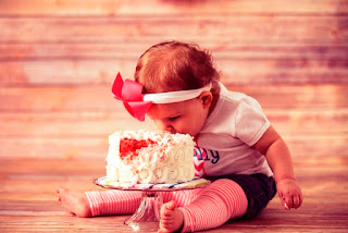 Foto Bayi Lucu Makan Kue Ulang Tahun