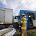 Caminhão colide com ônibus na BR-060 em Samambaia