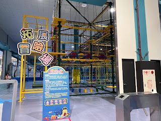 嘉義縣故宮南院走路兩分鐘可到的網路熱門親子飯店棒棒積木飯店，附近景點有故宮南院,棒棒鯨奇樂園,南故宮235新樂園,蒜頭糖廠蔗埕文化園區,嘉義長榮文苑酒店2等.其中棒棒鯨奇樂園是南台灣最大的市內遊樂園，約2000坪的室內主題遊樂園，分別為鯨奇海洋館與拓展運動館兩大館，八大主題區域。親子餐廳和DIY教室