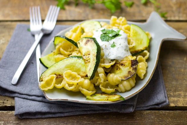 Nudelsalat mit Zucchini und Minzjoghurt