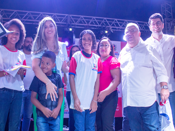 Emoção e alegria marcaram a reinauguração da escola João Evangelista Dantas