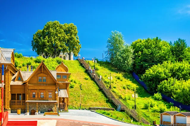 Крутая лестница с холма